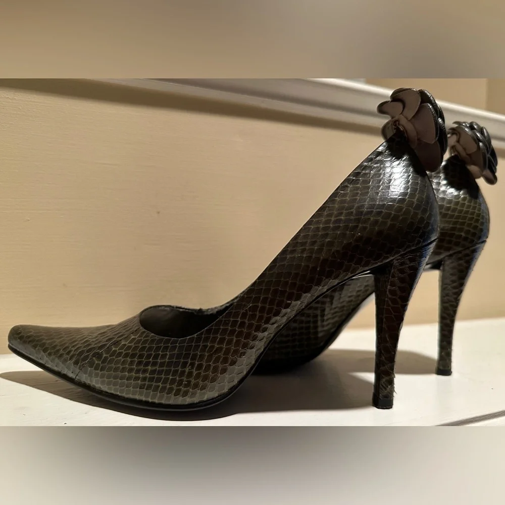 Nine West Snake Skin Pump w/ Clip-on Flower Olive Green 9